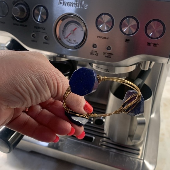 Bracelet in Lapis Lazuli Stones on gold tone wire - Picture 5 of 6